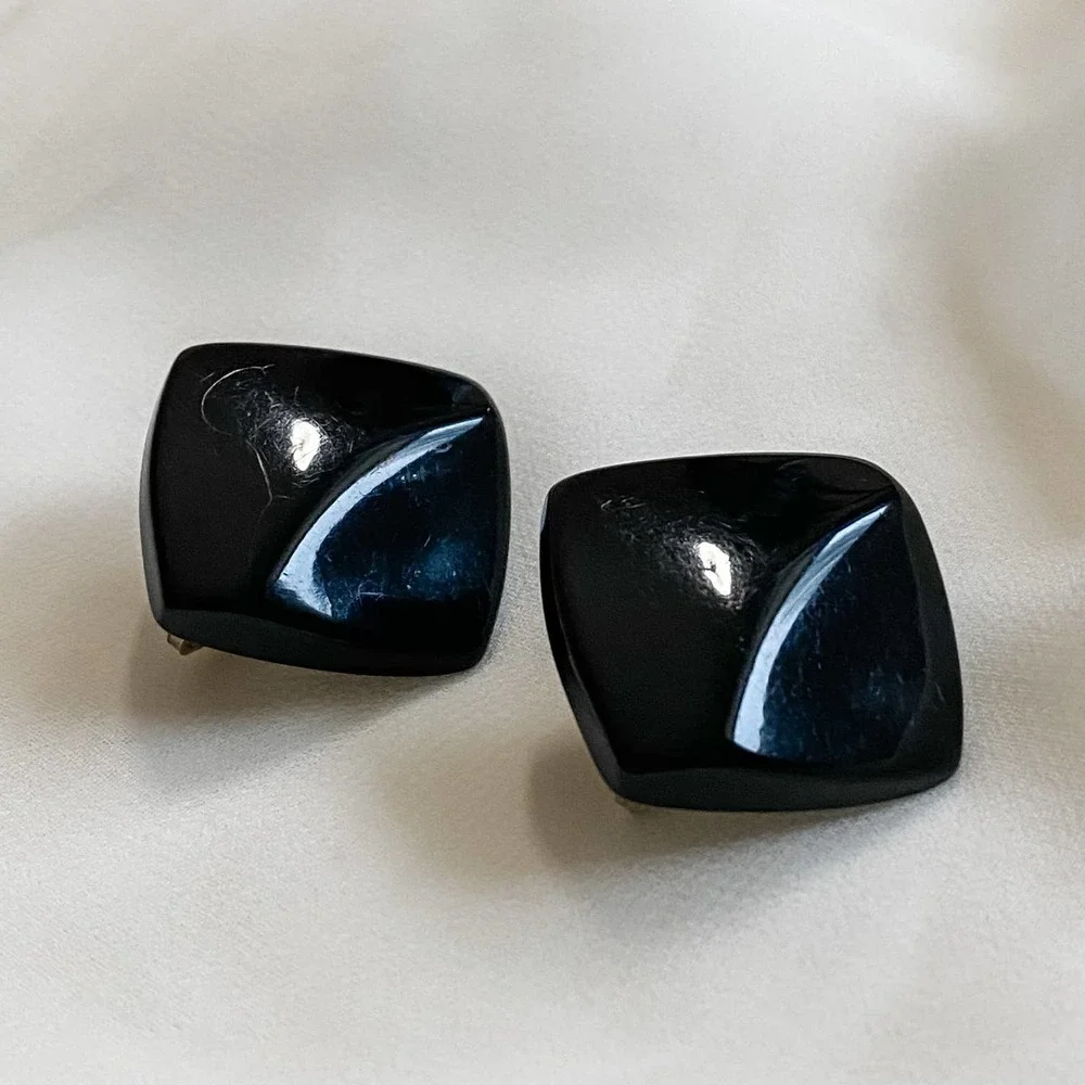 VTG Wavy Black Square Clip Earrings - Picture 5 of 7